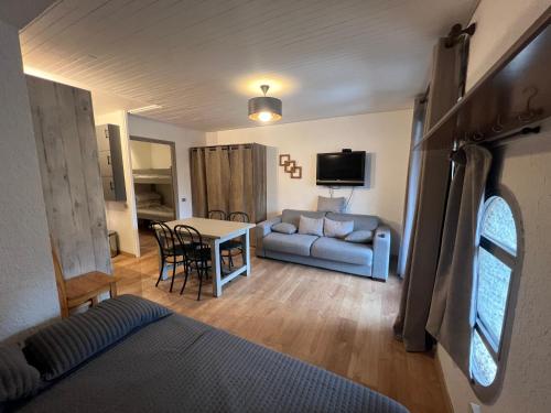 un salon avec un canapé et une table dans l'établissement Appartement tout confort centre station 1650 au calme et avec vue, aux Orres