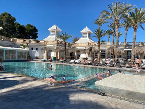 un gruppo di persone nella piscina di un edificio di Maison typique avec vue dégagée sur la vallée a Fortuna