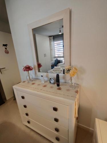 a bathroom with a white dresser with a mirror at Armonía y tranquilidad habitaciones in Albacete
