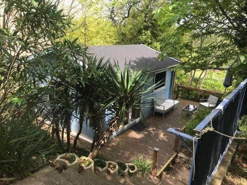 a small blue house with a deck with plants at Le Chalet Bleu - jacuzzi in Aix-en-Provence