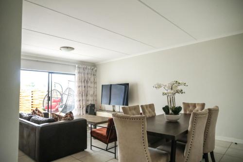 Televisyen dan/atau pusat hiburan di Blyde Beach Front Apartment Ground floor