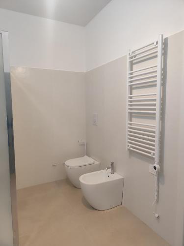 a white bathroom with a toilet and a bidet at B&B I Due Orizzonti in Mattinata