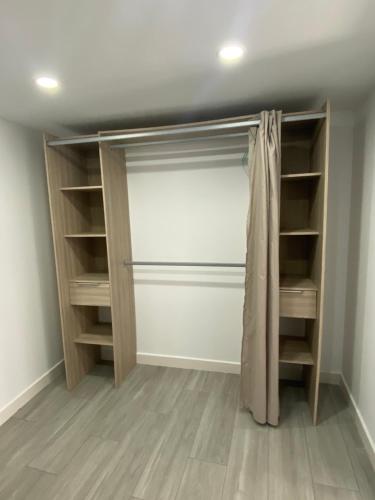 Cette chambre dispose d'un placard avec des étagères en bois. dans l'établissement Family Apartment, à Arcos de la Frontera