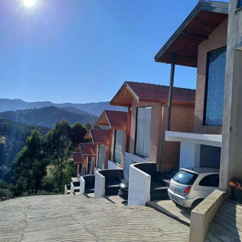 Ein allgemeiner Bergblick oder ein Berglick von der Lodge aus