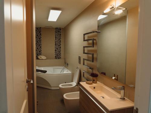 un bagno con un water, un lavandino e una vasca di Lo Specchio dei Papiri a Napoli