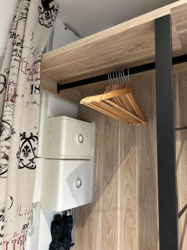 - un réfrigérateur dans la cuisine avec rideau dans l'établissement Studio HYPER CENTRE, à Nice