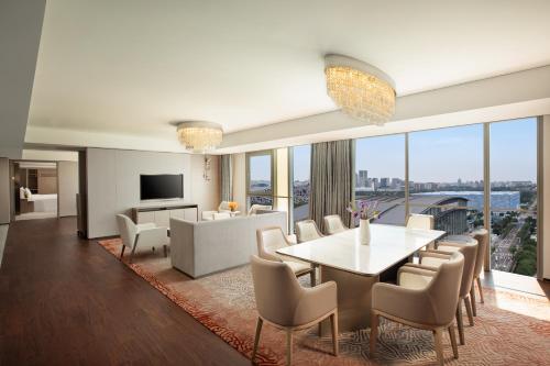 TV a/nebo společenská místnost v ubytování InterContinental Beijing Beichen by IHG l Walking Distance to Bird's Nest & Water Cube & Metro Station l Interconnected with China National Convention Center l Award-winning Club Lounge with Mixologist l Direct Metro Line to Wangfujing