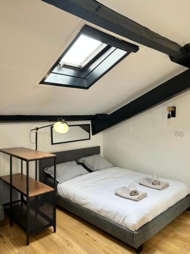 une chambre avec un lit et une lucarne dans l'établissement Studio HYPER CENTRE, à Nice