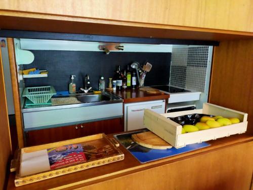 une cuisine avec une boîte de fruits sur un comptoir dans l'établissement Escondus, à Vars
