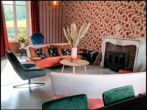 un salon avec un canapé et une cheminée dans l'établissement Château de la Combe, à La Celle