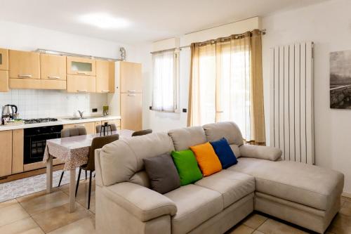 ヴェネツィアにあるCharming Two Bedroom Private Apartmentのリビングルーム(カラフルな枕とソファ付)