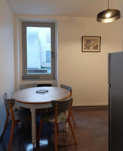 a room with a table and chairs and a window at Bel appartement hyper centre in Dax