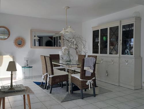 Galeriebild der Unterkunft Maison spacieuse avec piscine in Guidel