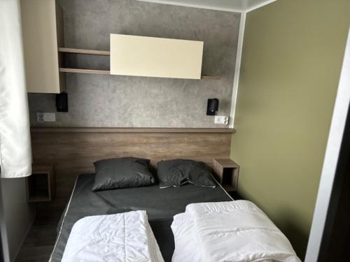 un lit avec deux oreillers dessus dans une chambre dans l'établissement Bora Bora 6-8 personnes, à Saint-Jean-de-Monts