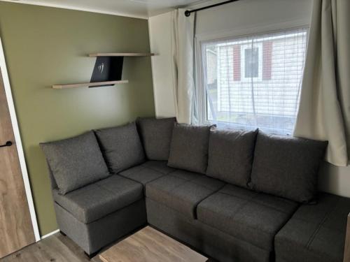 un salon avec un canapé et une fenêtre dans l'établissement Bora Bora 6-8 personnes, à Saint-Jean-de-Monts