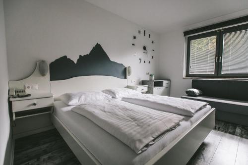 sypialnia z dużym łóżkiem z czarnym zagłówkiem w obiekcie Apartments Margarethenbad w mieście Rangersdorf