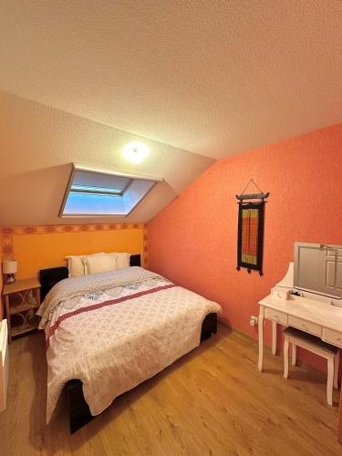 une chambre avec un lit et une télévision dans l'établissement Appartement vue sur le Chateau, à Vétraz-Monthoux