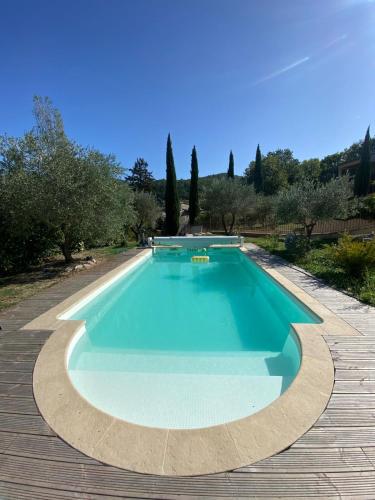 - une grande piscine dans une cour arborée dans l'établissement Villa Christiane, à Malaucène