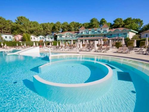 une grande piscine dans un complexe dans l'établissement Magnifique et cosy appartement avec piscine et golf, à Lacanau-Océan
