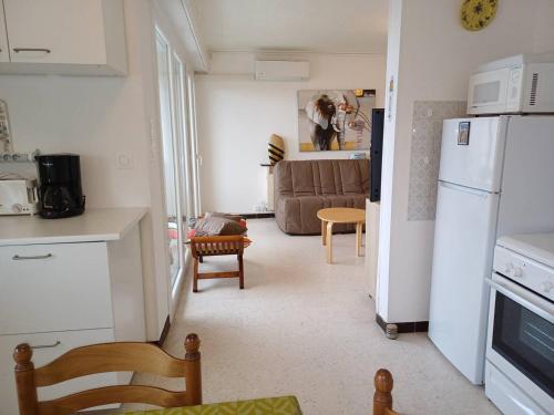Il comprend une cuisine et un salon avec un réfrigérateur blanc. dans l'établissement Studio à Balaruc-les-Bains avec climatisation et animaux acceptés - FR-1-571-53, à Balaruc-les-Bains