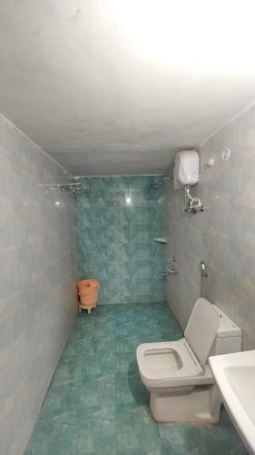 PrayagrajにあるParmanand Niwas Homestayのトイレと洗面台付きのバスルーム