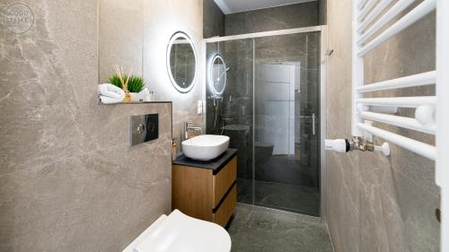 a bathroom with a toilet and a sink and a shower at Apartamenty Good Time - Belle View - Centrum in Szklarska Poręba