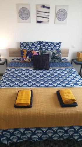 - un lit avec 2 serviettes assises au-dessus dans l'établissement La Casita, à Chasseneuil-du-Poitou