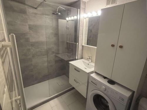 une salle de bain avec douche et machine à laver dans l'établissement Spacieux T3 avec terrasse et piscine à Balaruc-les-Bains - FR-1-553-287, à Balaruc-les-Bains