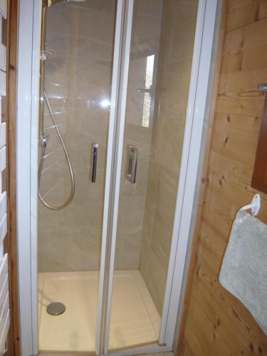 Photo de la galerie de l'établissement appartement dans chalet jardin et jacuzzi, à Saint-Jean-de-Sixt
