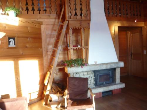 Photo de la galerie de l'établissement appartement dans chalet jardin et jacuzzi, à Saint-Jean-de-Sixt