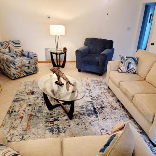 Spacious 3BR Family Beach Home 5 Mins to Panama City Beach & Sleeps 9 Hot tub photo 9