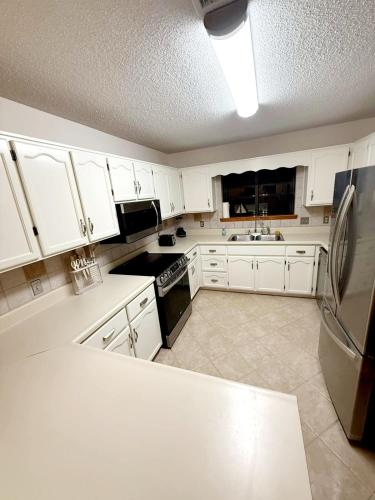 Spacious 3BR Family Beach Home 5 Mins to Panama City Beach & Sleeps 9 Hot tub photo 12