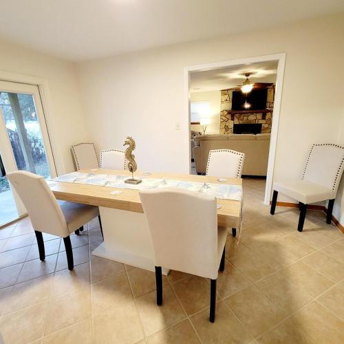 Spacious 3BR Family Beach Home 5 Mins to Panama City Beach & Sleeps 9 Hot tub photo 15