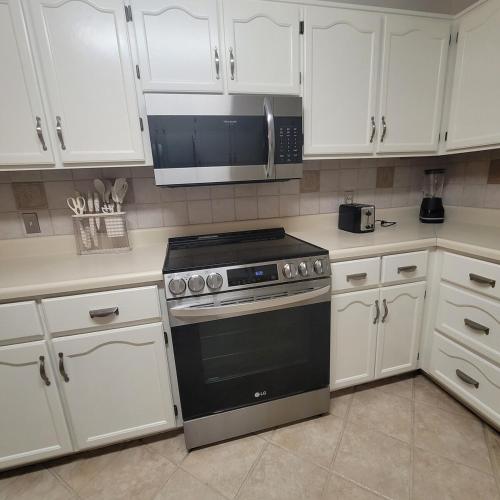 Spacious 3BR Family Beach Home 5 Mins to Panama City Beach & Sleeps 9 Hot tub photo 22
