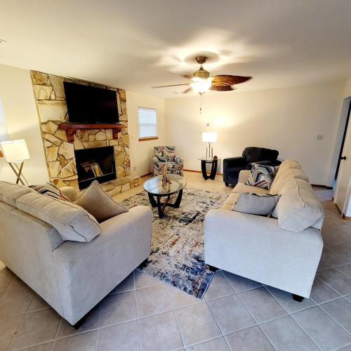 Spacious 3BR Family Beach Home 5 Mins to Panama City Beach & Sleeps 9 Hot tub photo 25