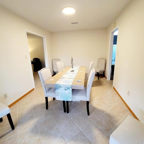 Spacious 3BR Family Beach Home 5 Mins to Panama City Beach & Sleeps 9 Hot tub photo 33