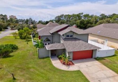 Spacious 3BR Family Beach Home 5 Mins to Panama City Beach & Sleeps 9 Hot tub photo 6
