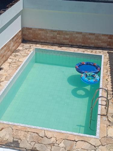 een zwembad met een kom in het midden bij Residence Hotel Efrata Centro Itaborai in Itaboraí