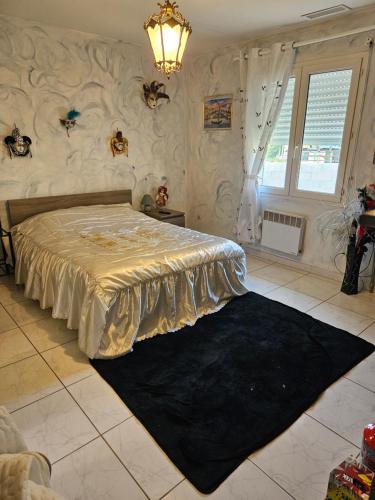 - une chambre avec un grand lit et un tapis noir dans l'établissement La Villa des Lions, au Grau-dʼAgde
