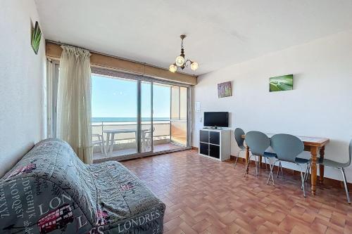 Charming T2 with terrace on the seafront