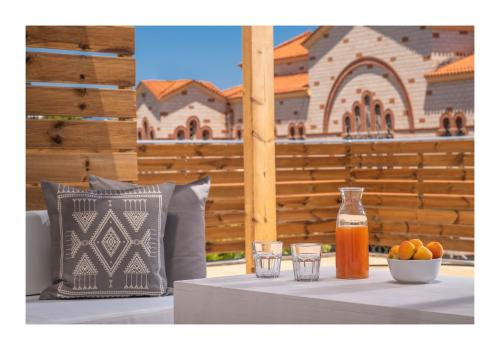 een tafel met twee glazen en een fles sap bij Baulus Yard Luxury I in Heraklion