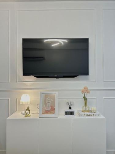 Μια τηλεόραση ή/και κέντρο ψυχαγωγίας στο E&K Staycation