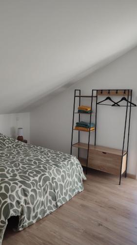 - une chambre avec un lit, une échelle et une étagère dans l'établissement Gîte Les Aravis, à Passy