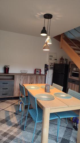 une cuisine avec une table et des chaises en bois dans l'établissement Gîte Les Aravis, à Passy