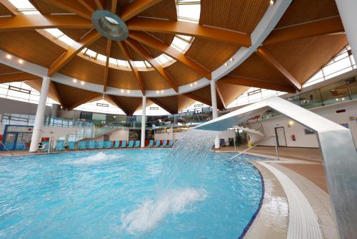 basen z fontanną wodną w budynku w obiekcie MEANDER THERMAL & SKI REZORT ORAVICE w mieście Oravice