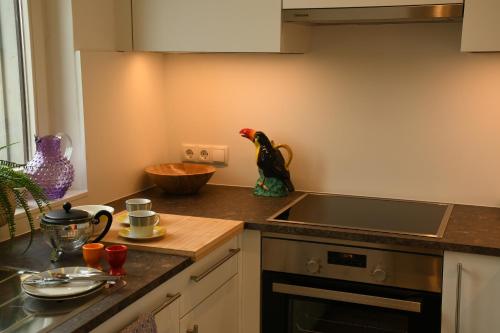 a kitchen with a chicken statue on the counter at Engel Apartments in Hard