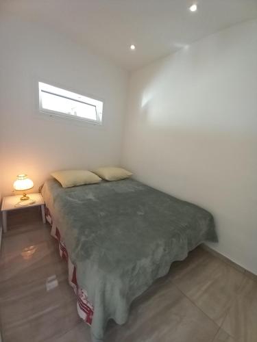 une chambre avec un lit dans une pièce avec une fenêtre dans l'établissement Le Trident B, à Cannes