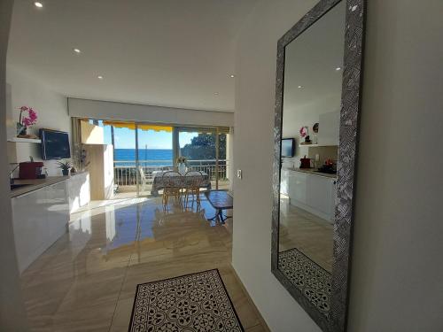 - un miroir dans le salon avec vue sur l'océan dans l'établissement Le Trident B, à Cannes