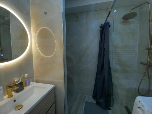 une salle de bain avec douche et lavabo dans l'établissement Le Trident B, à Cannes