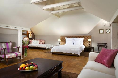 una camera d'albergo con letto e tavolo con cesto di frutta di Villa Riccona a Bronisze
